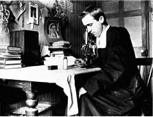  Fr&egrave;re Marie-Victorin observant dans un microscope, vers 1904 &copy; Archives de l'Universit&eacute; du Qu&eacute; bec � Montr&eacute; al.